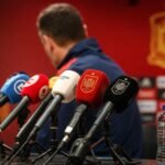 Spaanse bondscoach op een persmoment voor de WK-wedstrijd tegen Kaapverdië