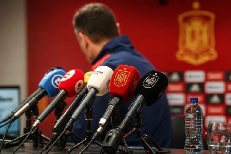 Spaanse bondscoach op een persmoment voor de WK-wedstrijd tegen Kaapverdië