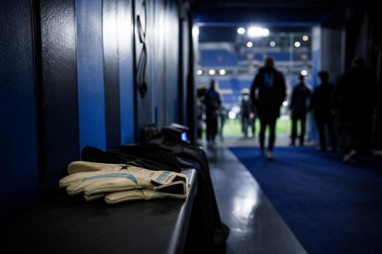 Keeperhandschoenen in een Club Brugge-context na het officiële vertrek van Dani Van Den Heuvel