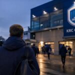Transfercontext rond KRC Genk met gespannen stadionomgeving zonder herkenbare personen