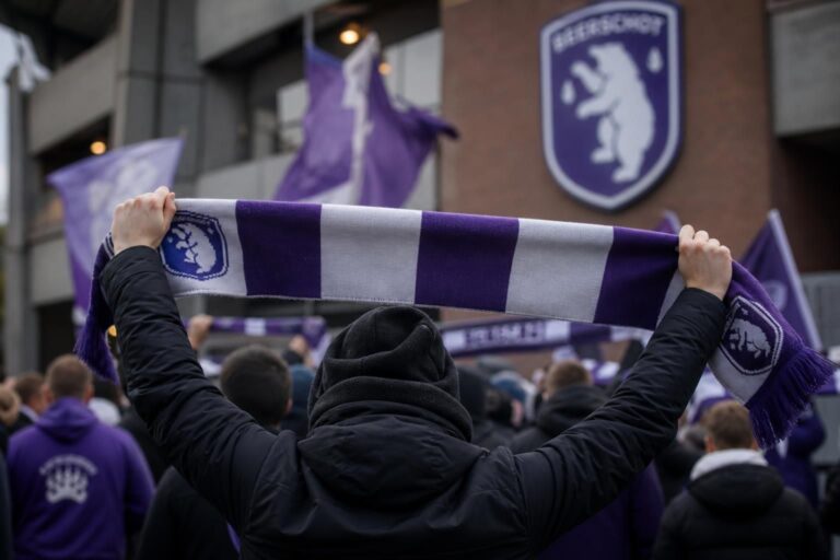 Mauve-witte Beerschot-sfeer rond een transfermoment zonder herkenbare gezichten