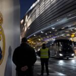 Transferachtige sfeer rond Real Madrid bij een stadionomgeving zonder herkenbare gezichten