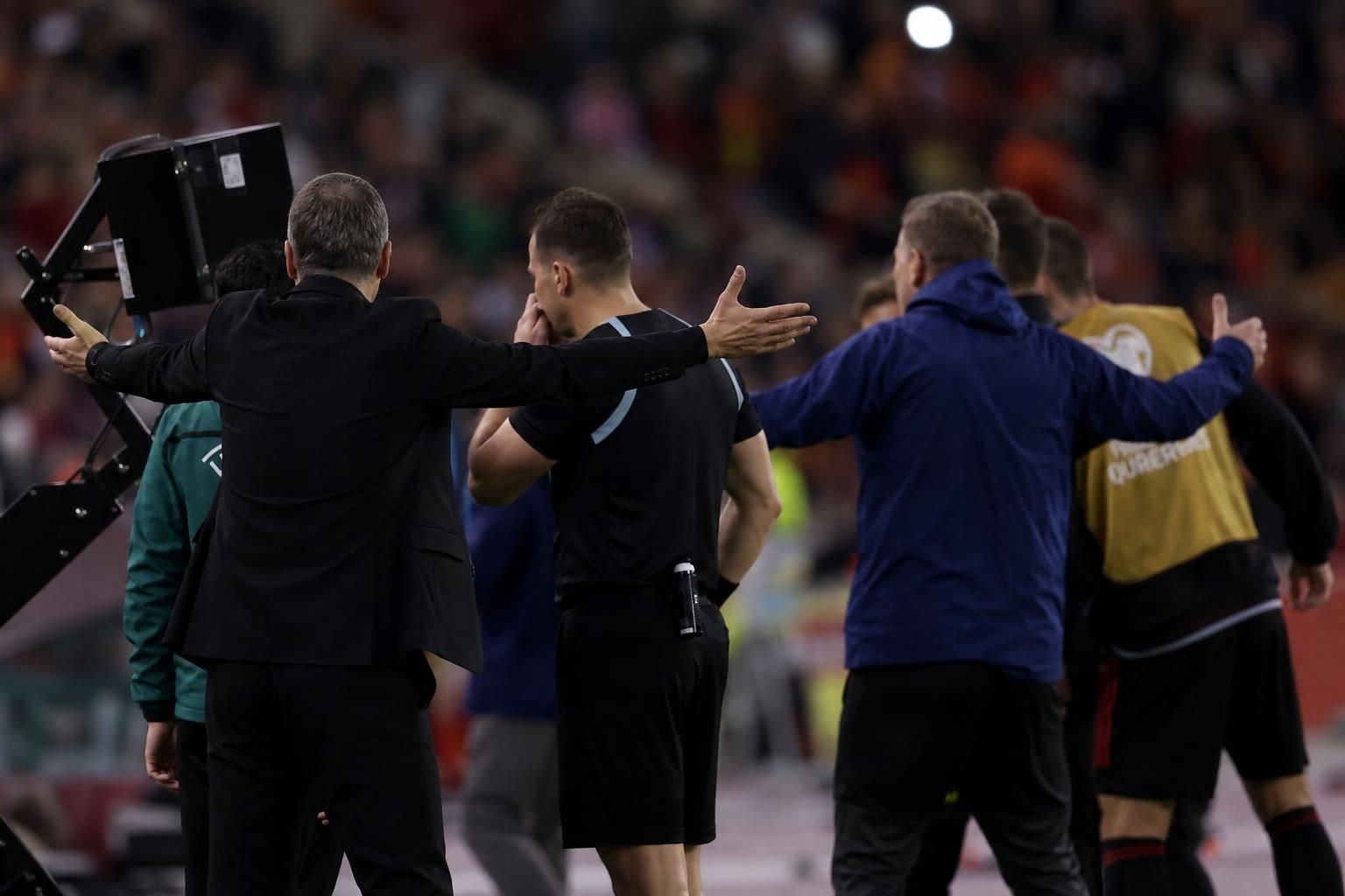 Spanning langs de zijlijn na een betwiste fase tijdens België tegen Egypte.