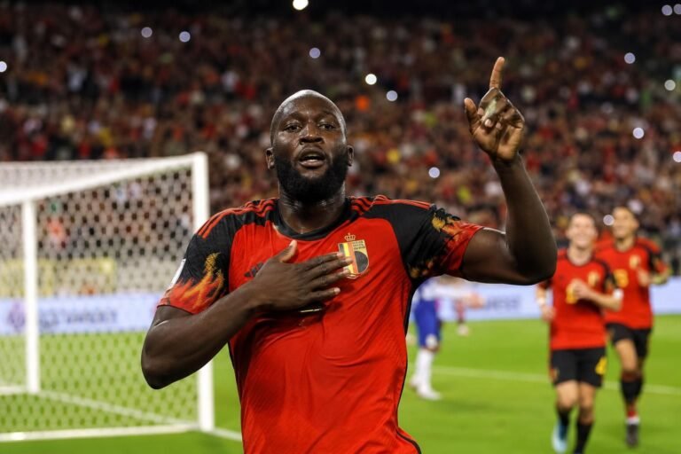 Romelu Lukaku viert een doelpunt voor de Rode Duivels in een internationale wedstrijd