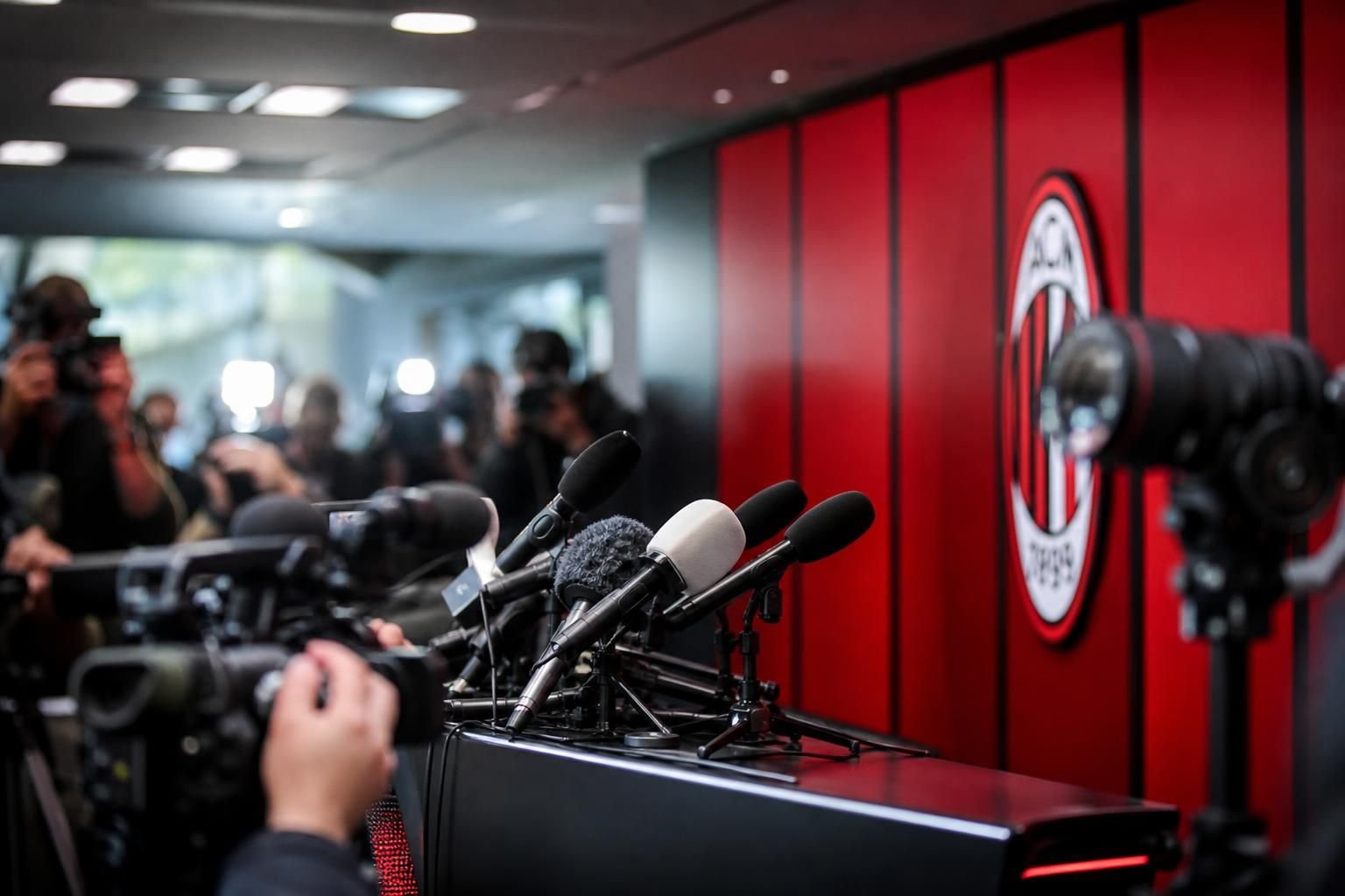 Perscontext bij AC Milan rond de aanstelling van Ruben Amorim als nieuwe trainer.