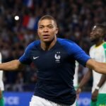 Kylian Mbappé viert een doelpunt voor Frankrijk tegen Senegal op het WK.
