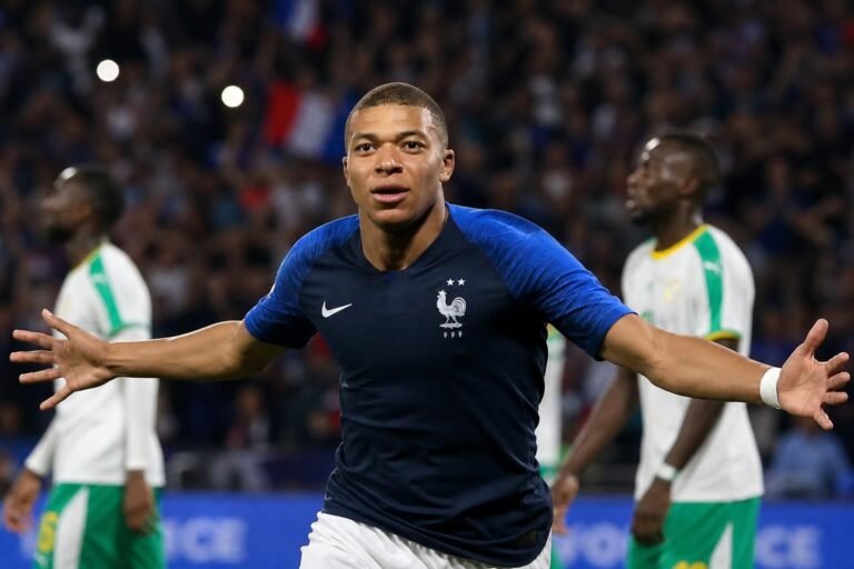 Kylian Mbappé viert een doelpunt voor Frankrijk tegen Senegal op het WK.