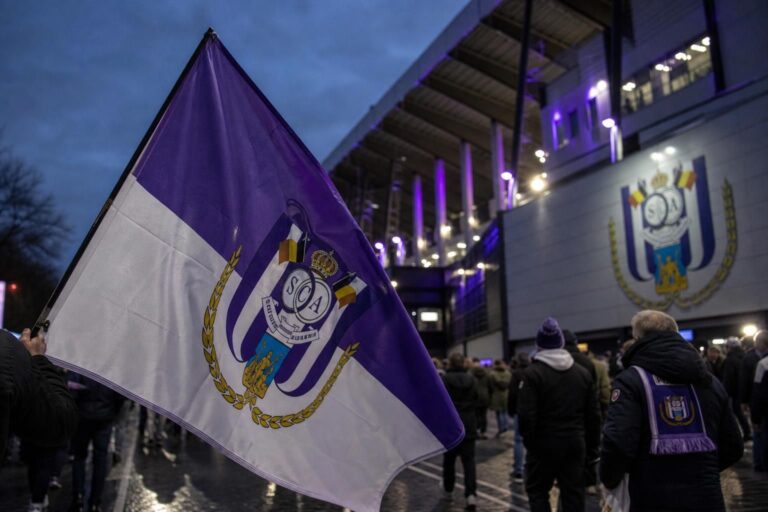 Transfercontext rond RSC Anderlecht bij het Lotto Park.