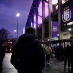 Transfercontext rond RSC Anderlecht in een paars-witte stadionomgeving zonder herkenbare gezichten.