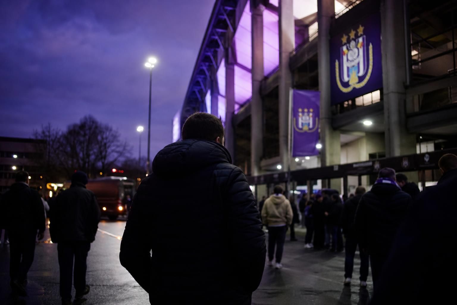 Transfercontext rond RSC Anderlecht in een paars-witte stadionomgeving zonder herkenbare gezichten.