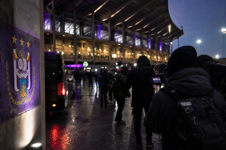 Transfercontext rond Younes Taha met groeiende interesse en FC Twente dat voorlopig stevig vasthoudt.