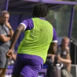 Een Beerschot-speler zonder zichtbaar gezicht tijdens een zomerse oefenwedstrijdcontext