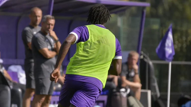 Een Beerschot-speler zonder zichtbaar gezicht tijdens een zomerse oefenwedstrijdcontext
