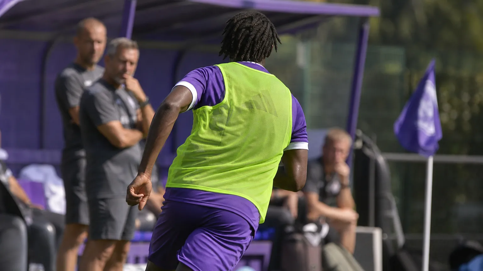 Een Beerschot-speler zonder zichtbaar gezicht tijdens een zomerse oefenwedstrijdcontext