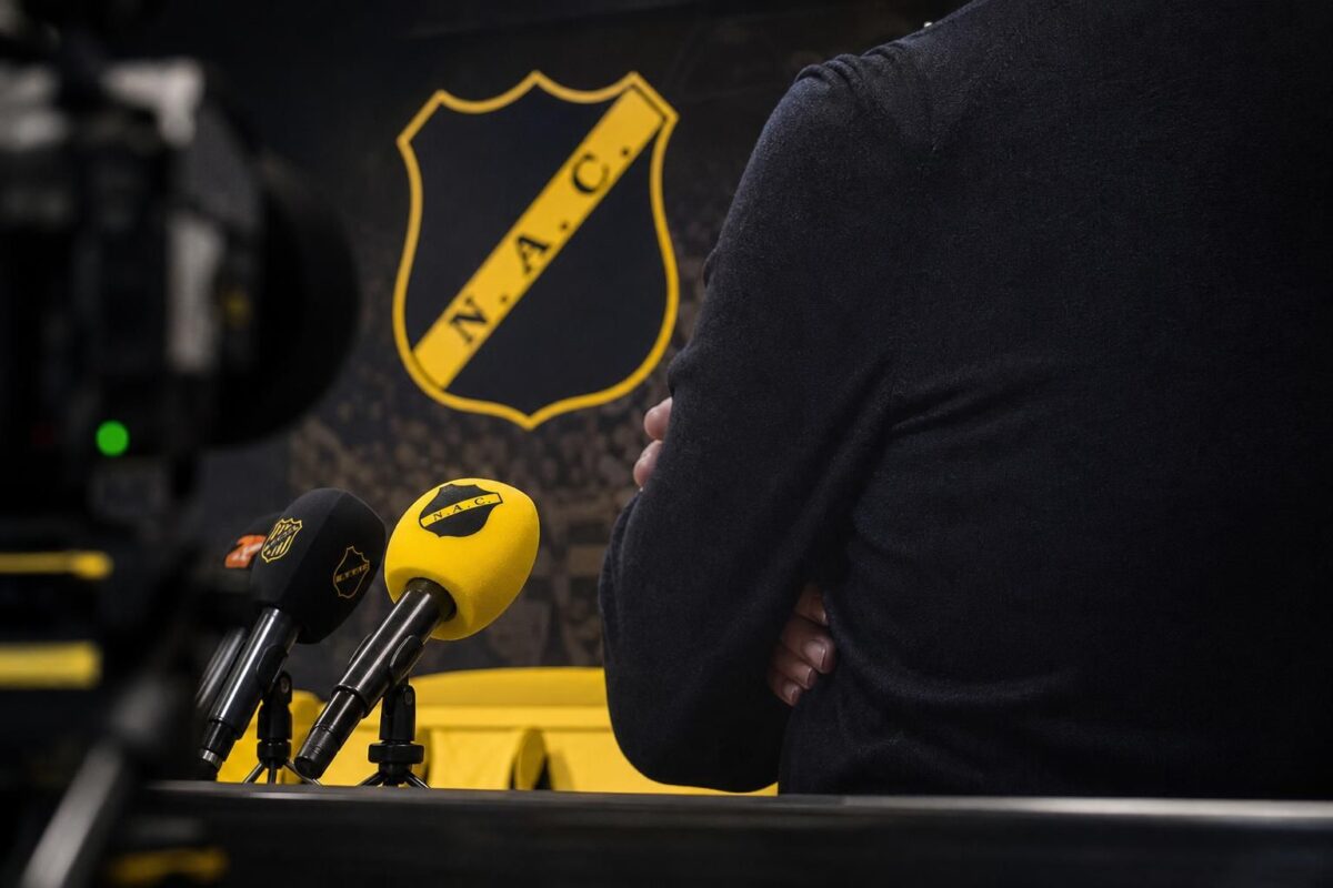 Persmoment rond NAC Breda met focus op trainersdruk en interesse van OH Leuven.