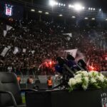 Een geladen stadionpresentatie bij Besiktas met supporters op de achtergrond