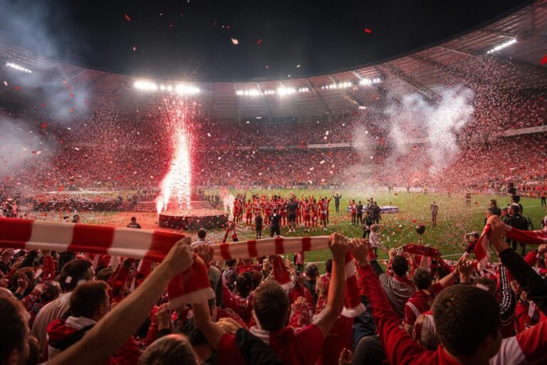 Sfeerbeeld van een Antwerpse titelviering in een vol stadion zonder herkenbare gezichten