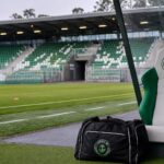 Transfercontext rond Lommel SK met stadion en clubkleuren zonder herkenbare spelers