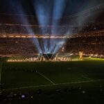 Stadion tijdens een grote voetbalfinale met showlichten op het veld