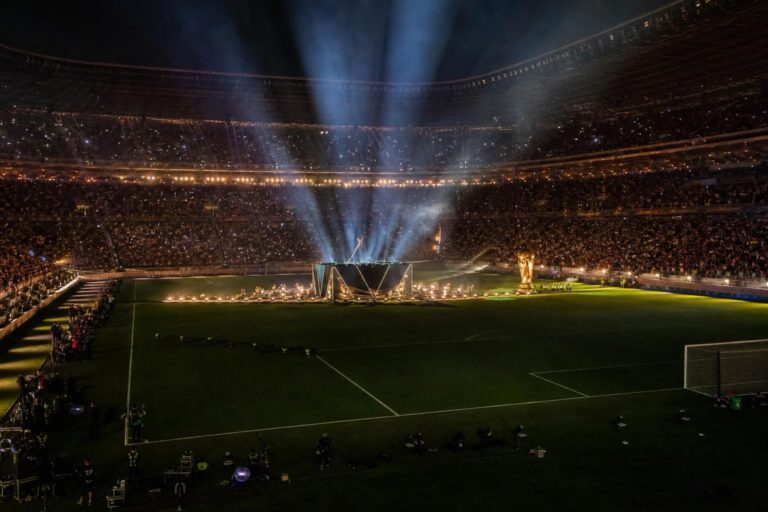 Stadion tijdens een grote voetbalfinale met showlichten op het veld