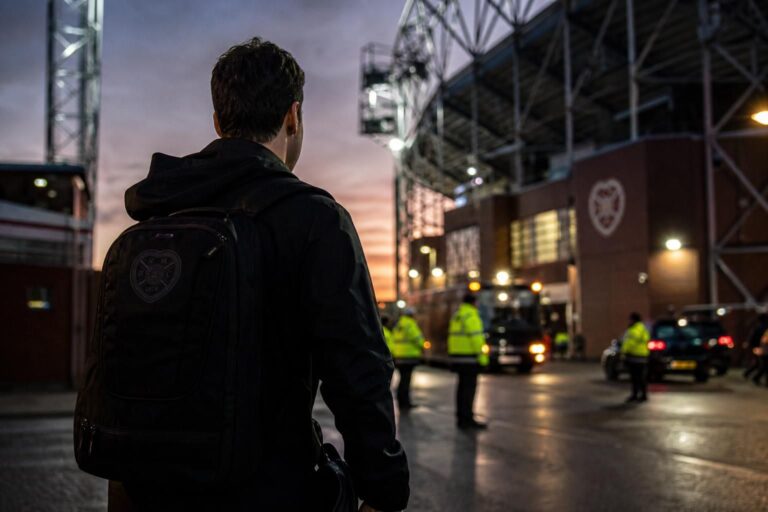 Transferbeeld rond Beau Reus en Hearts in een Schotse stadionomgeving