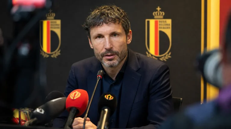 Mark van Bommel in een perscontext rond zijn aanstelling bij de Rode Duivels