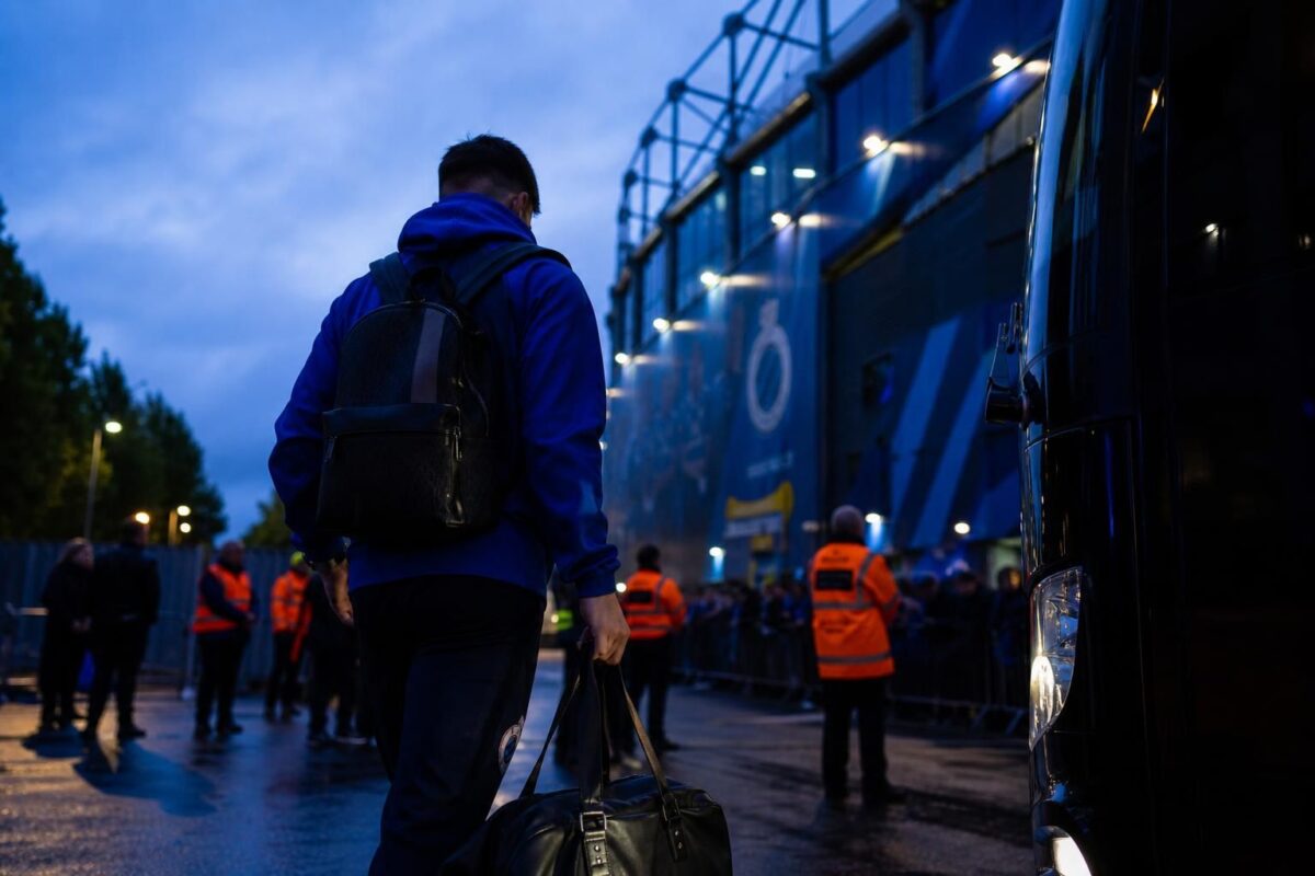 Transfercontext rond Club Brugge met stadionomgeving en gespannen mercato-sfeer