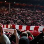 Rood-witte Antwerp-supporters op de Bosuil tijdens een geladen clubmoment
