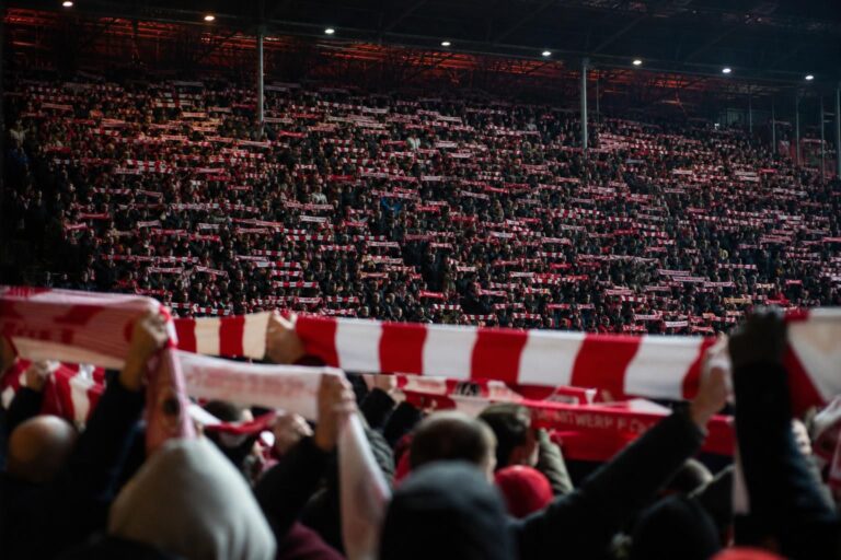 Rood-witte Antwerp-supporters op de Bosuil tijdens een geladen clubmoment