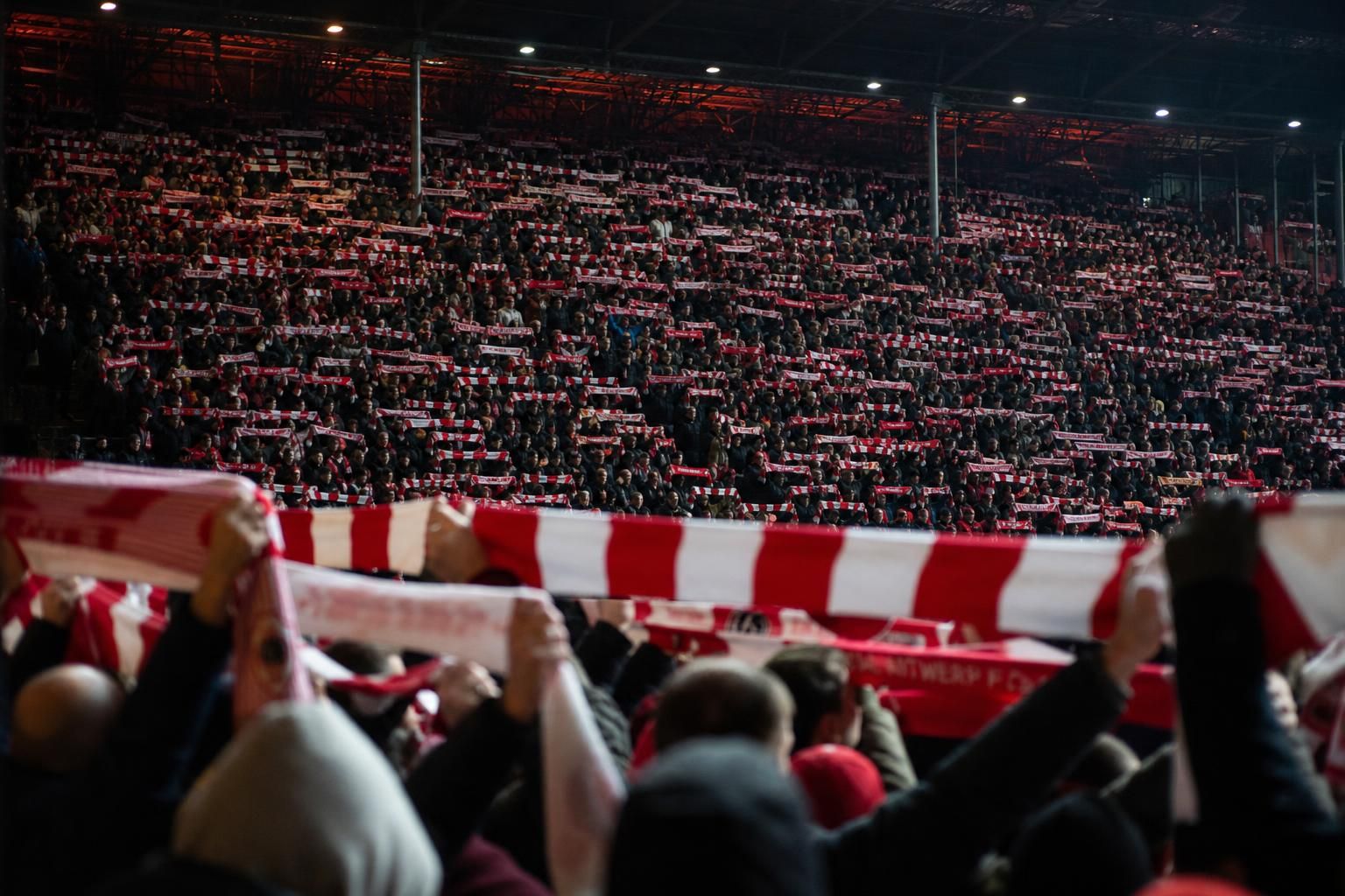 Rood-witte Antwerp-supporters op de Bosuil tijdens een geladen clubmoment