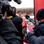 Persmoment in stadionomgeving van Royal Antwerp FC bij bestuurlijke machtswissel