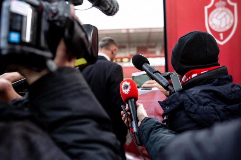 Persmoment in stadionomgeving van Royal Antwerp FC bij bestuurlijke machtswissel
