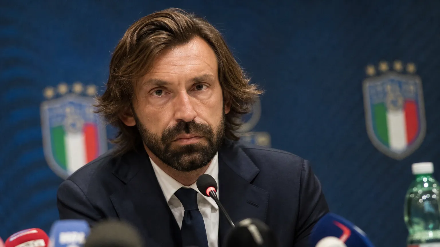 Andrea Pirlo tijdens een gespannen persmoment rond de Italiaanse nationale ploeg