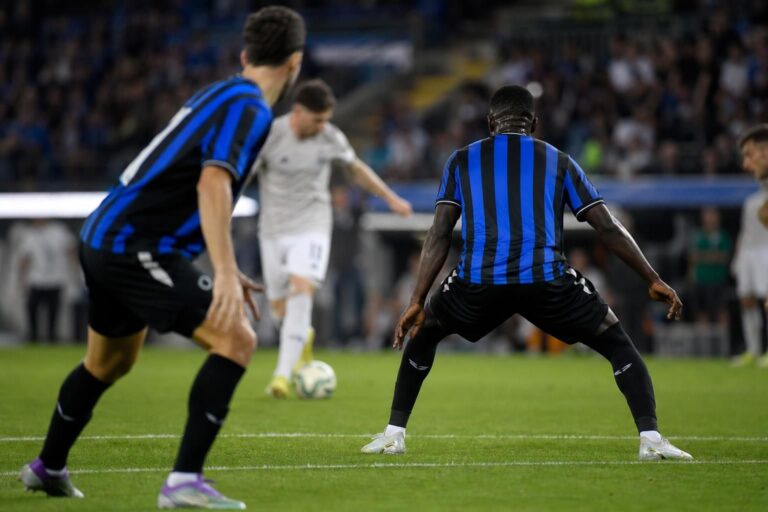 Club Brugge tijdens een oefenwedstrijd waarin de defensieve zorgen zichtbaar worden