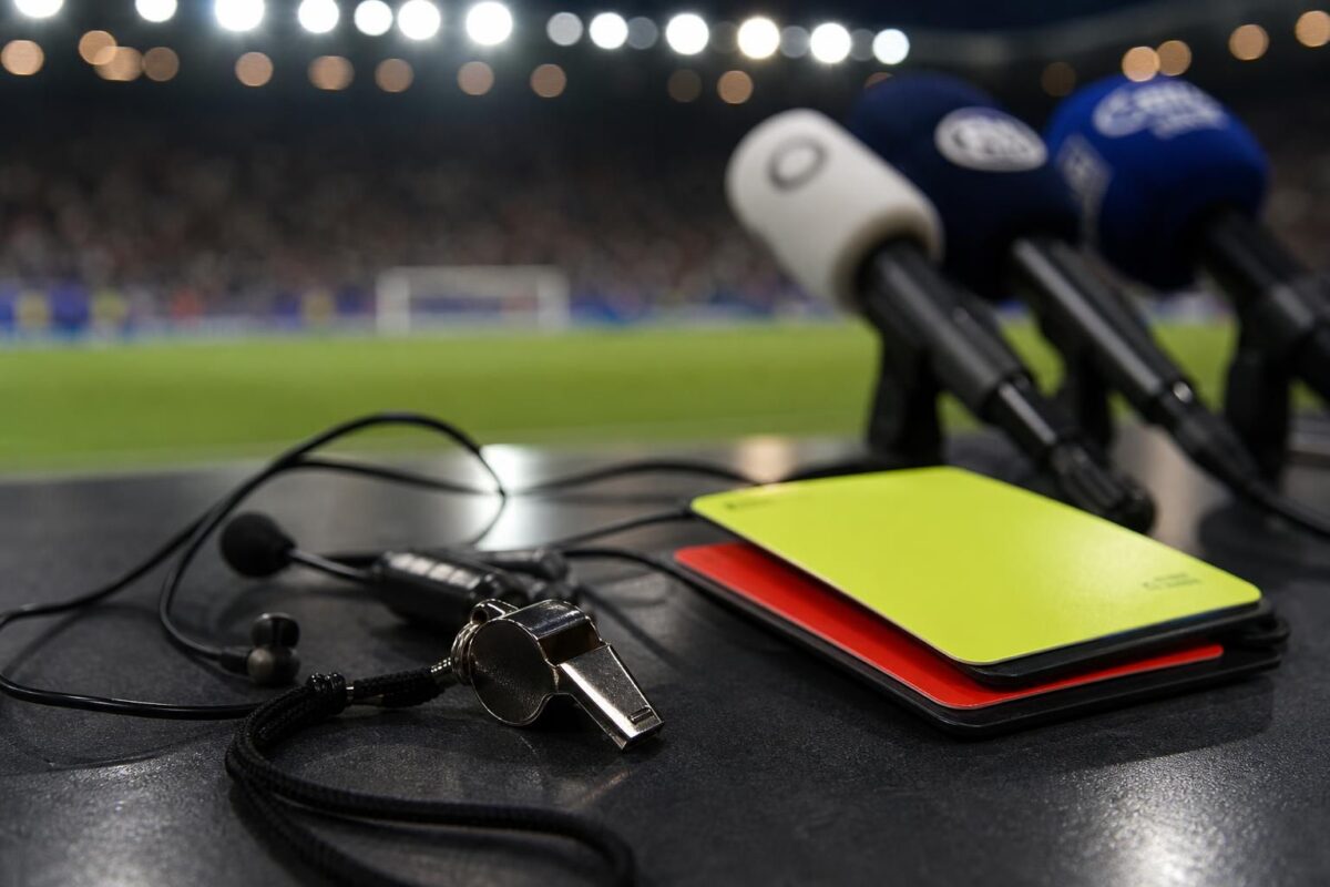 Scheidsrechtersmateriaal in een gespannen stadioncontext voor een grote internationale finale