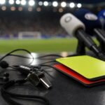 Scheidsrechtersmateriaal in een gespannen stadioncontext voor een grote internationale finale