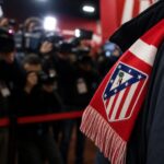 Transferdruk rond Atlético Madrid in een gespannen stadion- en perssfeer zonder herkenbare gezichten
