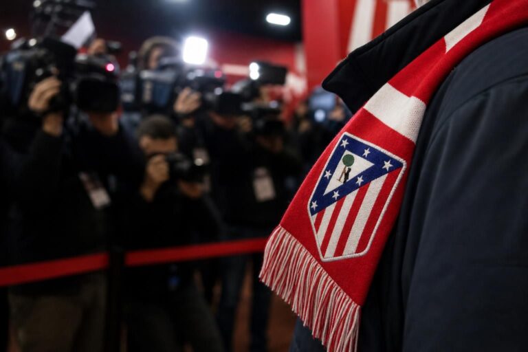 Transferdruk rond Atlético Madrid in een gespannen stadion- en perssfeer zonder herkenbare gezichten