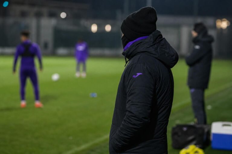 Gespannen trainingsmoment bij RSC Anderlecht zonder herkenbare gezichten.
