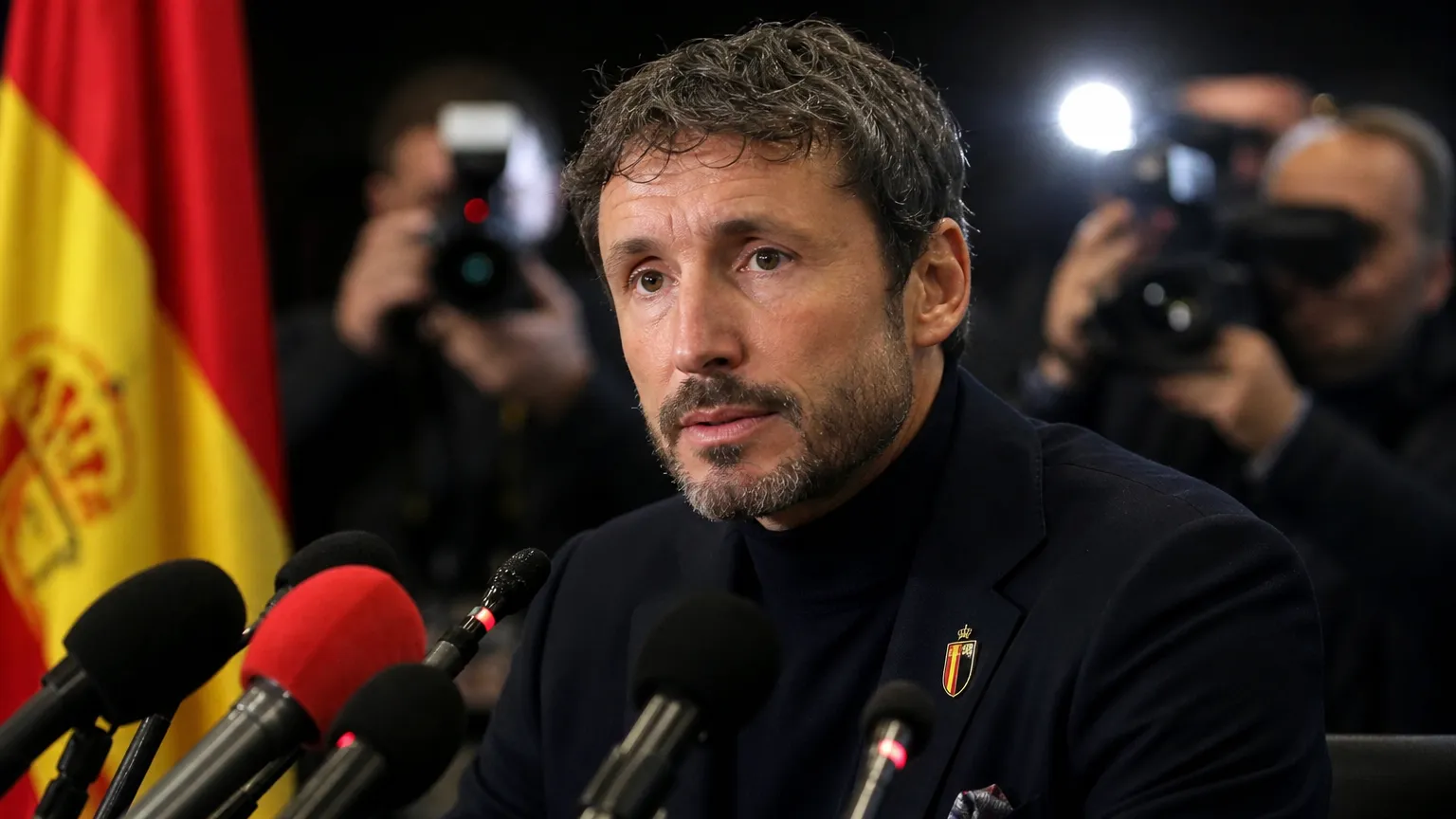 Mark van Bommel in een perscontext rond zijn job als bondscoach van de Rode Duivels