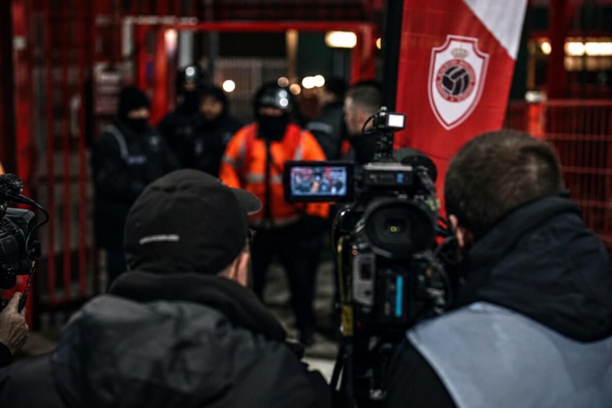 Gespannen voetbalsetting rond Royal Antwerp FC na het schrikmoment van Mark van Bommel in Antwerpen