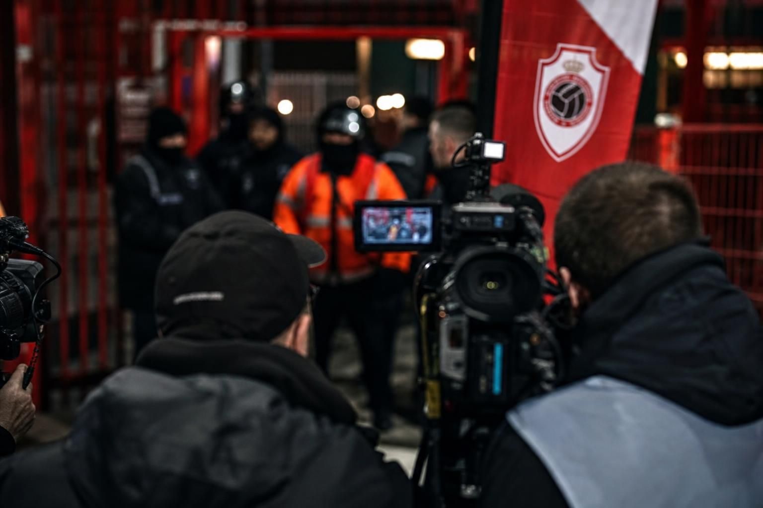 Gespannen voetbalsetting rond Royal Antwerp FC na het schrikmoment van Mark van Bommel in Antwerpen
