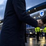 Transferachtige sfeer rond KRC Genk met stadioncontext zonder herkenbare gezichten