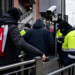 Supporters aan een stadioningang tijdens strengere toegangscontrole