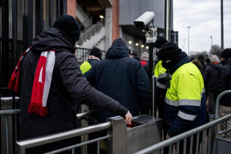 Supporters aan een stadioningang tijdens strengere toegangscontrole