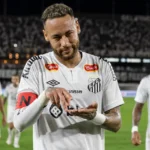 Neymar viert een doelpunt voor Santos na de kritiek op zijn pokeractiviteiten