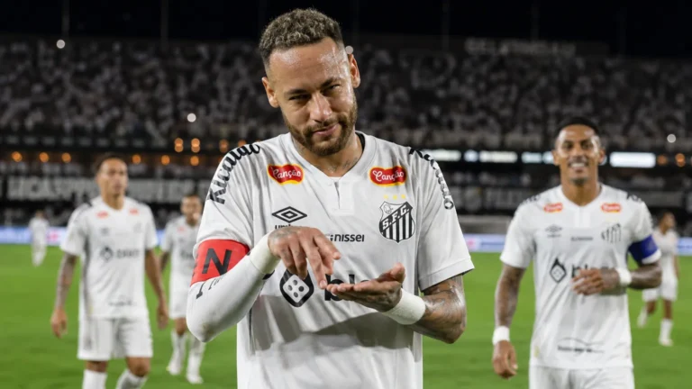 Neymar viert een doelpunt voor Santos na de kritiek op zijn pokeractiviteiten