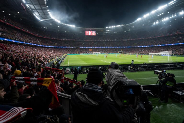 Tv-camera's in een vol voetbalstadion tijdens een grote Belgische voetbalmatch