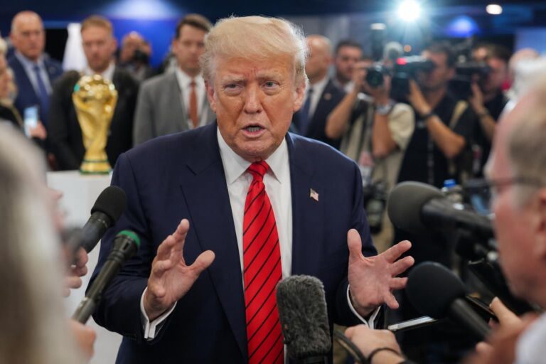 Donald Trump tijdens een persmoment in WK-context over de tactiek van Engeland