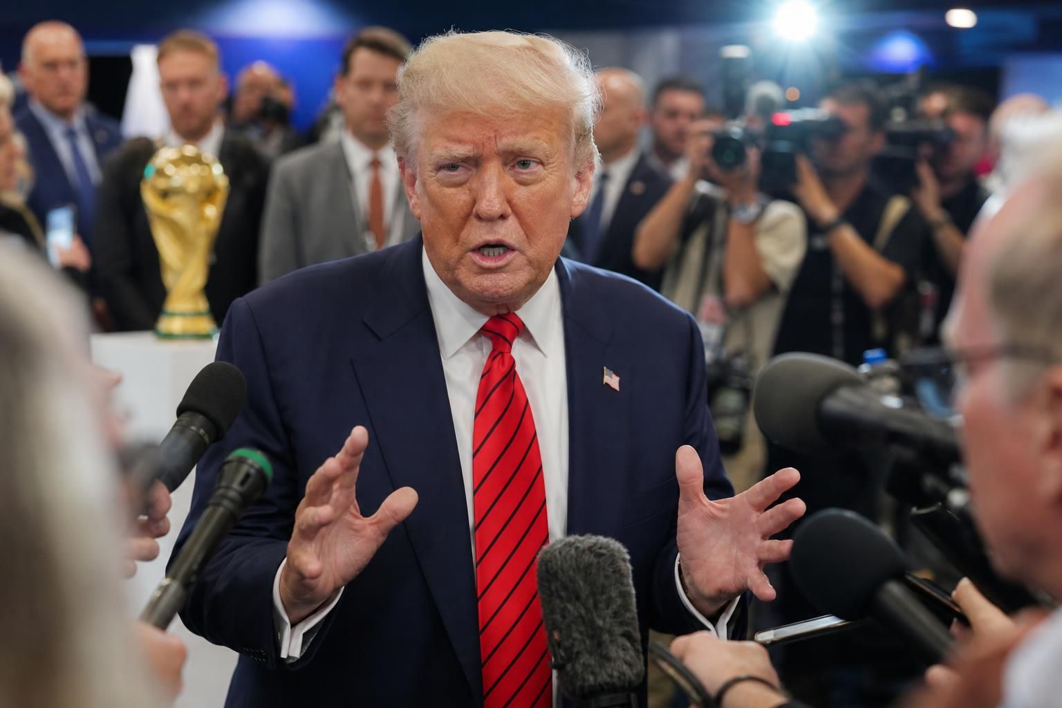 Donald Trump tijdens een persmoment in WK-context over de tactiek van Engeland